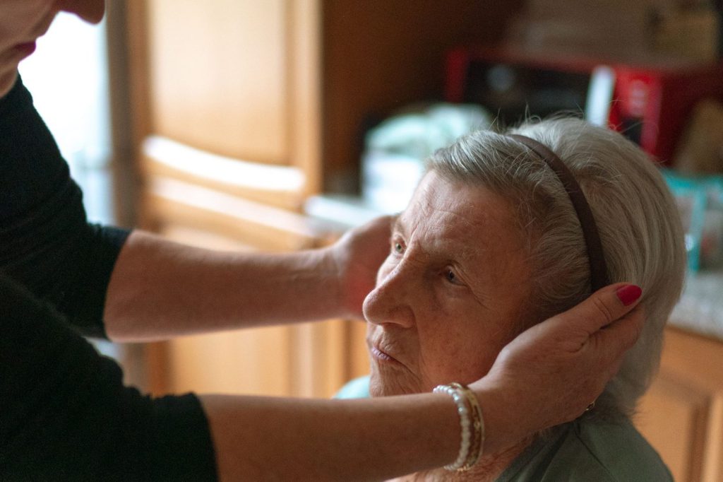 Pflegerin hilft einer Seniorin bei der Körperpflege