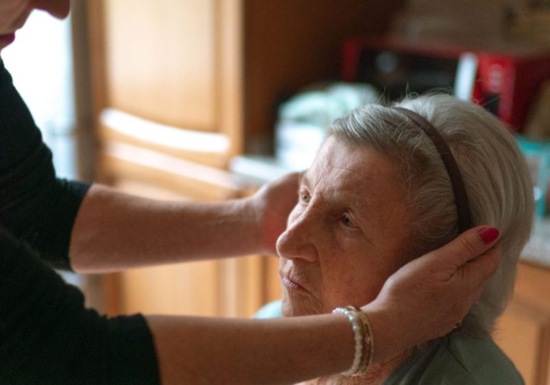 Pflegerin hilft einer Seniorin bei der Körperpflege