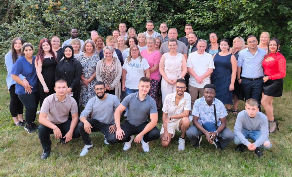 Das Team der APD Wolfsburg GmbH im Garten