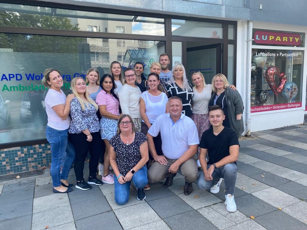 Das APD-Team vor dem Büro am Dunantplatz