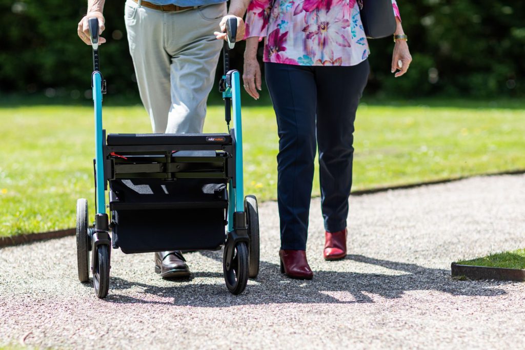Begleitung beim Spaziergang mit Rollator
